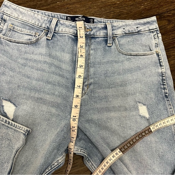 Hollister ULTRA HIGH-RISE RIPPED LIGHT WASH MOM JEANS - Picture 8 of 12